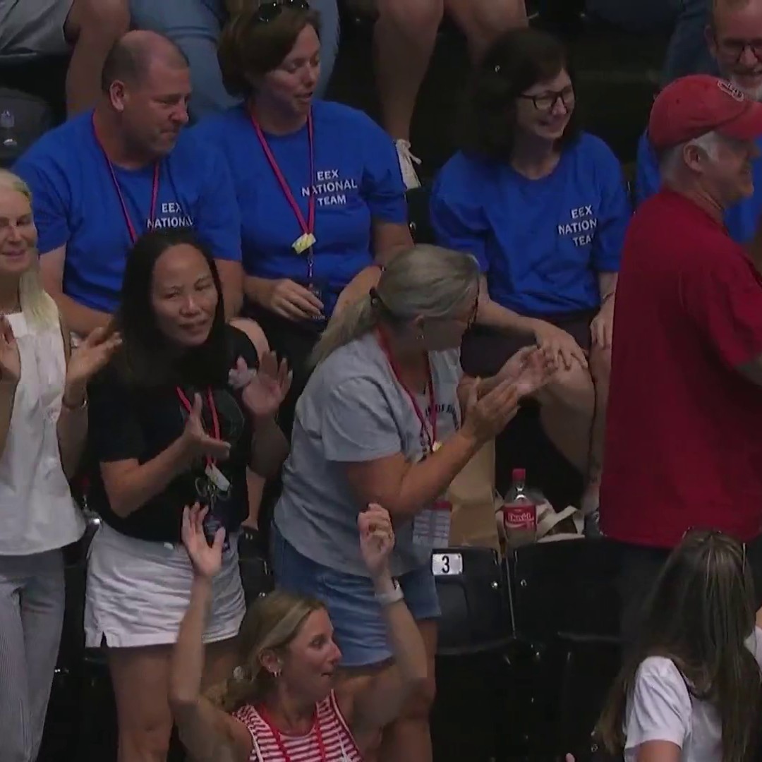 Stanford’s Torri Huske wins the women’s 100m freestyle in a thriller to break the U.S. Open and meet record. 📺: Peacock