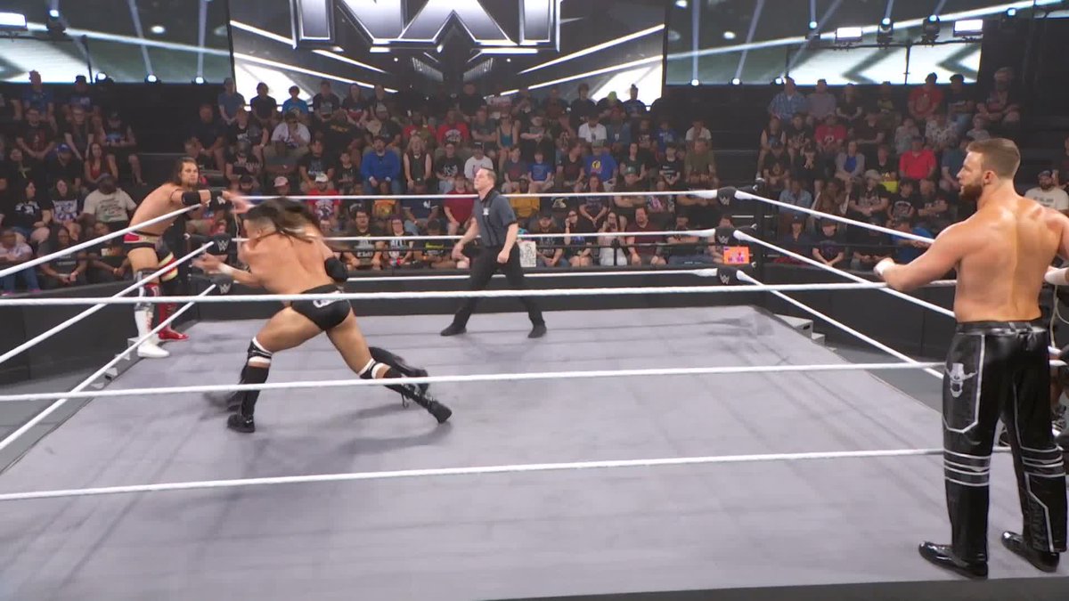 😳 😳 😳 Kale Dixon the 1st and URIAH CONNORS were rolling, but Osiris Griffin stopped them right in their tracks! #WWENXT