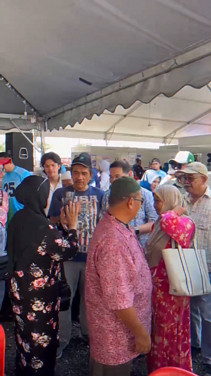 Karnival Belia Madani 2.0 di Parlimen Pandan sudah pun melabuhkan tirai pada hari Ahad lepas. Empat hari yang penuh dengan aktiviti, gerai makanan, jualan murah, saringan kesihatan percuma, semua ada. Saya sempat turun padang untuk rasmikan karnival pada hari terakhir. Seronok tengok sambutan baik dari warga Pandan dan kawasan sekitar. Saya tak dapat hadir pada karnival yang pertama pada tahun 2023 kerana menjalani prosedur rawatan jantung. Terima kasih kepada semua yang hadir, yang bantu jayakan, dan yang menyokong dari awal sampai habis. Insya-Allah kita akan terus fokus untuk tingkatkan skala dan mutu program di Pandan supaya kesannya dapat dirasai oleh rakyat Pandan dan yang berdekatan.