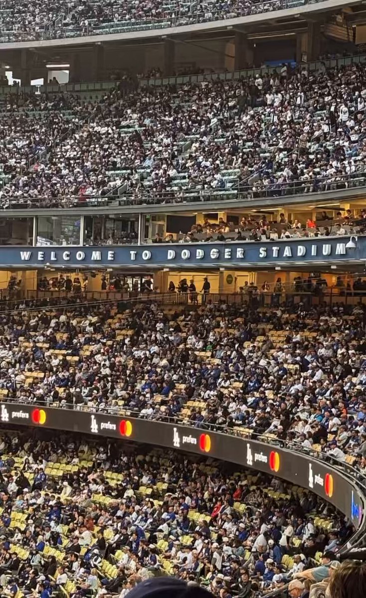 Staff at Dodgers game?! What if Seung too?! 😳🤞🏼