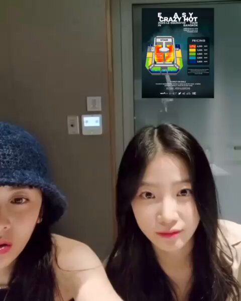 เรื่องนี้เกิดขึ้นกับกลุ่มสาวเกิลกุ๊ปวงหนึ่งขณะกำลังทำการไลฟ์สดคุยกะแฟนคลับ 👻 . . . . . มาเจอกับวงเกิลกุ๊ปที่อยากเดบิ๊วท์เป็นตลกกันที่ #EASY_CRAZY_HOT_IN_BANGKOK 📍 THUNDER DOME 🗓️ 9-10 สิงหาคม 🎟 จองบัตร : #LE_SSERAFIM