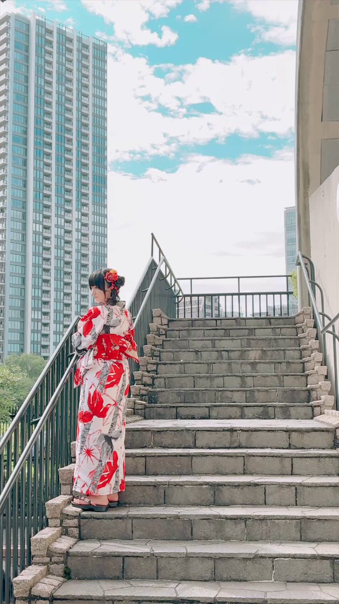 本日の現場！ ビルと緑に挟まれて 青い空に白い夏な雲 ゆらゆら泳ぐ赤いキンギョ #安達ほまれ #フレッシュ撮影会専属モデル