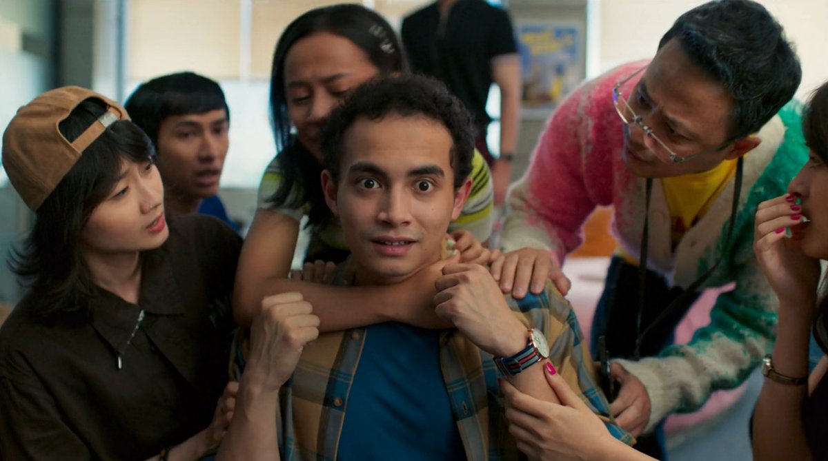 anjir trailernya TINGGAL MENINGGAL kok MENARIK BANGET!!??! 😳 ini trailernya sih lucu, tapi curiga filmnya bikin mewek 🥲