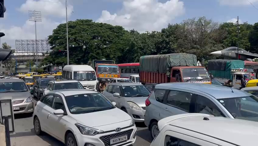 #RCB | Heavy traffic around Chinnaswamy Stadium as RCB fans arrive in large numbers in Bengaluru. 🎥K MURALI KUMAR