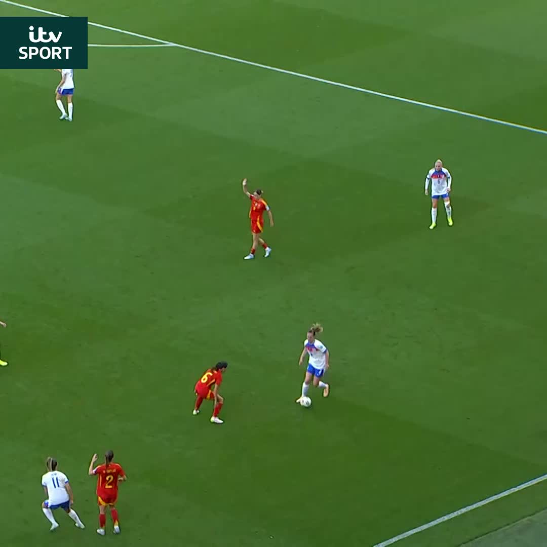 The vision from Keira Walsh 🤝 the run from Russo 😮‍💨 #ITVFootball | Lionesses