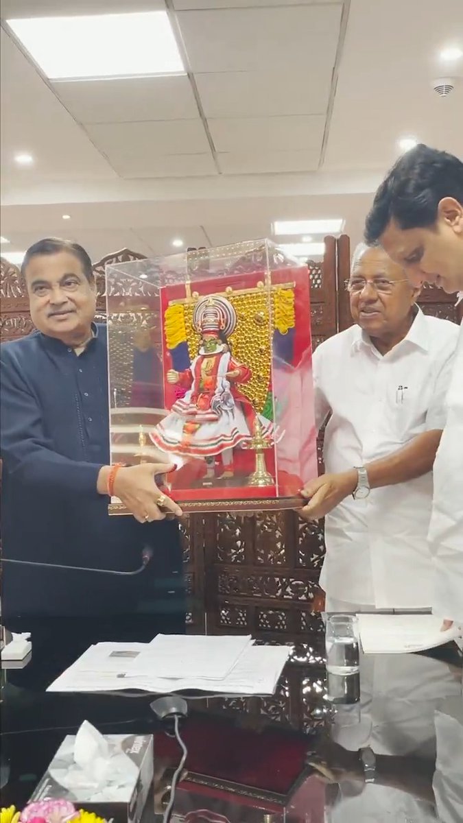 📍𝑵𝒆𝒘 𝑫𝒆𝒍𝒉𝒊 Reviewed the progress of ongoing National Highway projects in Kerala with Chief Minister of Kerala Shri Pinarayi Vijayan Ji, State Ministers and senior officials in Delhi today. #PragatiKaHighway #GatiShakti PA Mohamed Riyas