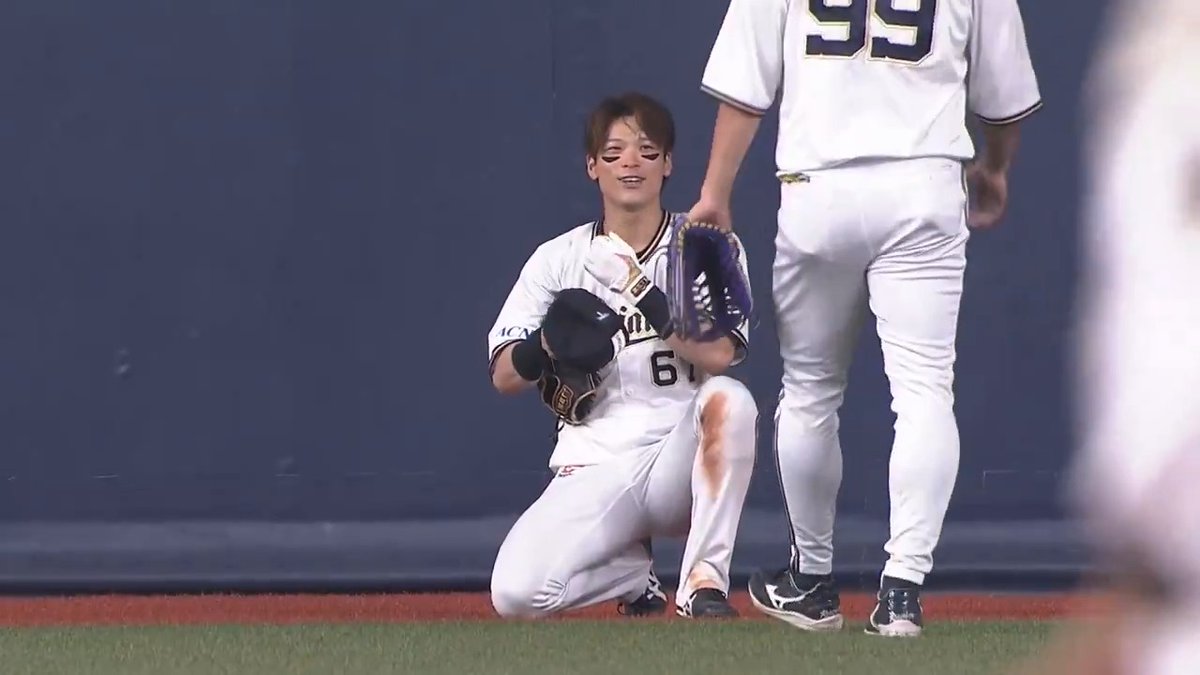 フェンスに激突しながらもボールはガッチリ掴んでいる🔥 💪 オリックス #中川圭太 選手のファインプレー‼🙌 #Bs2025 #日本生命セ・パ交流戦2025 #交流戦 #セ・パ交流戦 #京セラドーム大阪場所 👇ライブ配信はこちら