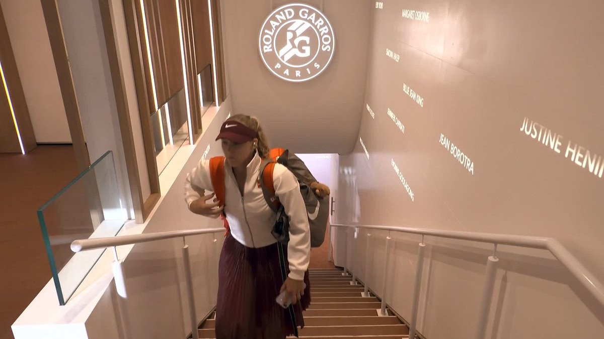 BOISSON FACE À L’HISTOIRE 🔥🇫🇷 Loïs Boisson entre sur le Court Philippe-Chatrier contre Mirra Andreeva pour une place en demi-finales de #RolandGarros