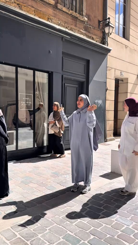 🇫🇷 Lyon : Un nouveau magasin 100 % islamique a ouvert ses portes en France. Bienvenue chez Jennah, une boutique où le port du voile est obligatoire et où l’on ne trouve que des vêtements conformes à la mode islamique. Qu’en pensez vous ?