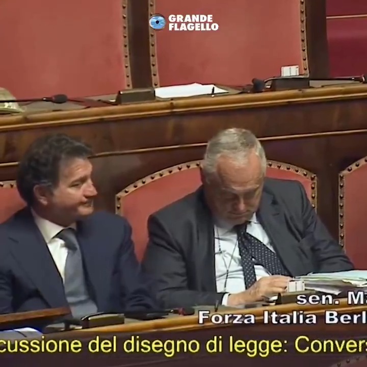 Nuovo show di Lotito in Senato. Si addormenta 7 volte, il collega lo sveglia, lui fa lo gnorri, dorme e risponde al telefono. Poi arriva Gasparri: lo hanno beccato ma lui nega e si riaddormenta