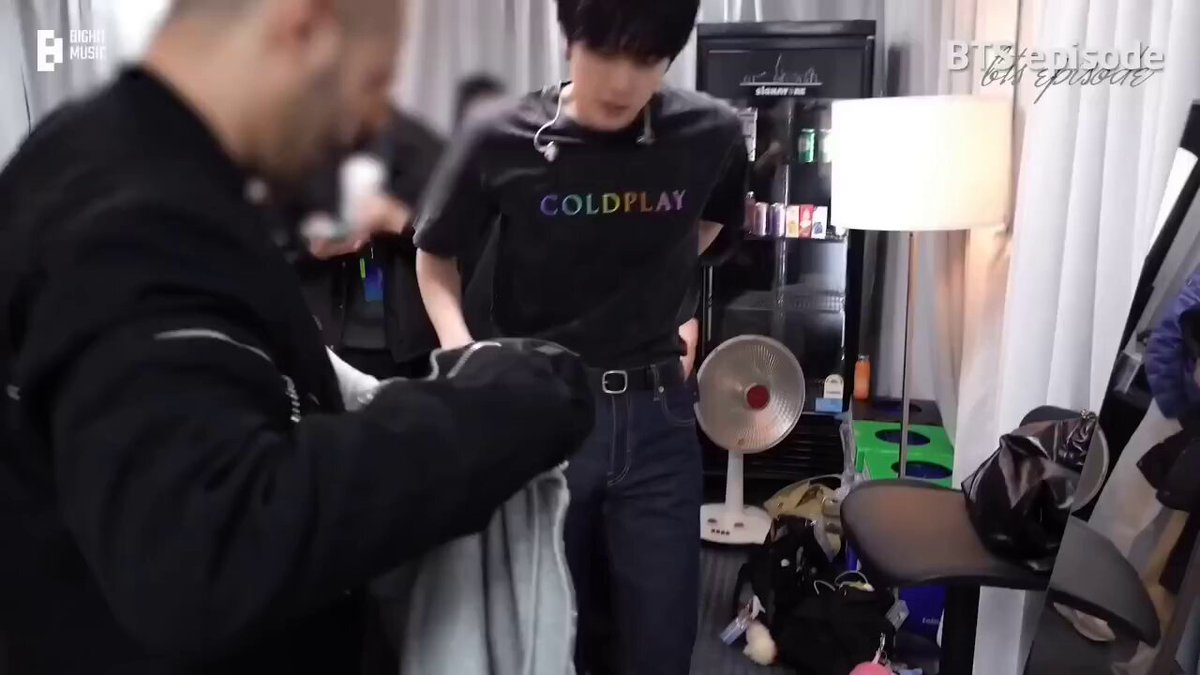<놀이공원 가는 길> 🐹 이제 좀 저 아닌 것처럼 입었는데 저 아닌 것 같나요? ❓️❓️❓️ (스태프 분의 옷으로 갈아입고) 🐹 어때요? 좀 저 아닌 것 같나요? ❓️❓️❓️❓️ <콜플 내한콘> 🐹 스태프 같나요? ❓️❓️❓️ 🐹 진짜 모르겠죠? ❓️❓️❓️❓️ #Jin_Echo #Jin #SEOKJIN