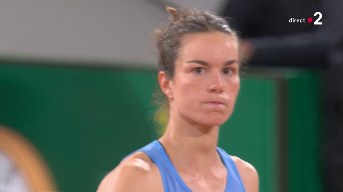 #RolandGarros | 🤩 LE PREMIER SET POUR LOÏS BOISSON ! 🇫🇷 La Française arrache la première manche après 1H20 DE JEU ! La moitié du chemin est faite ! Allez Loïs ! 📺 Le direct :