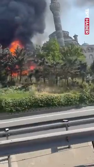 Sarıyer'de mobilya atölyesinde yangın çıktı.