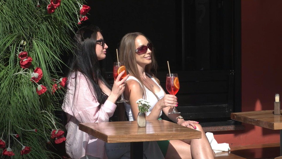 🇷🇺 VIDEO: Despite Ukraine recently intensifying its drone attacks aimed at the Russian capital, the revelry continues in Moscow's posh Patriarch Ponds neighbourhood.