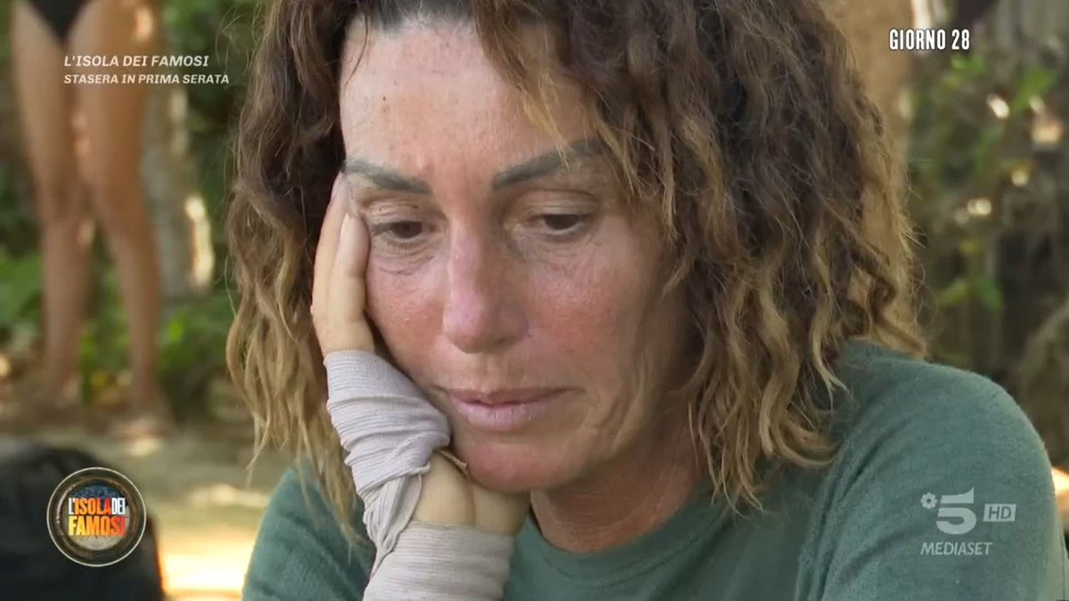 "Non sapevo cosa volevo essere da grande, era come non avere il pavimento sotto ai piedi" Cristina si apre con Teresanna raccontandole l'incidente e la malattia dei suoi genitori. #Isola