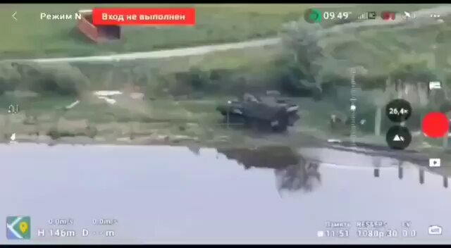 スムイ州の辺境地域で発生した出来事 ロシア軍の偵察隊は、ウクライナ兵の鼻先からカナダの装甲兵員輸送車スーパーバイソンを奪取した。 それを追いかけるウクライナ兵。 「かえしてけろー、かえしてけろー」と叫びながら走ったかもしれない。