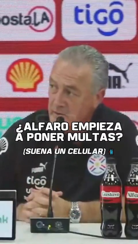 ¿SE VIENEN LAS MULTAS DEL PROFE? En la conferencia de Gustavo Alfaro, sonaron dos celulares y el DT argentino aprovechó para bromear y contar una situación similar en la Selección Albirroja.