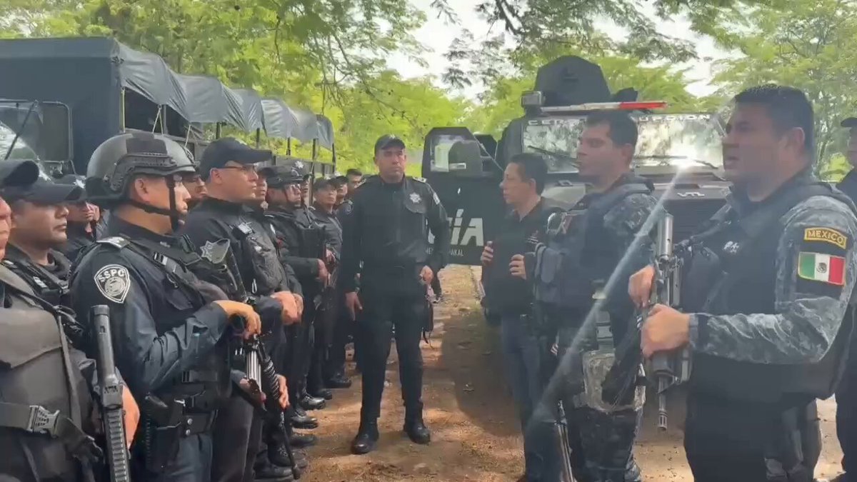 El secretario de Seguridad Pública, Óscar Aparicio, mantiene los operativos en Frontera #Comalapa y la zona serrana, en busca de los generadores de violencia responsables del reciente atentado contra policías. Ha sido claro: no dará su brazo a torcer hasta erradicarlos.