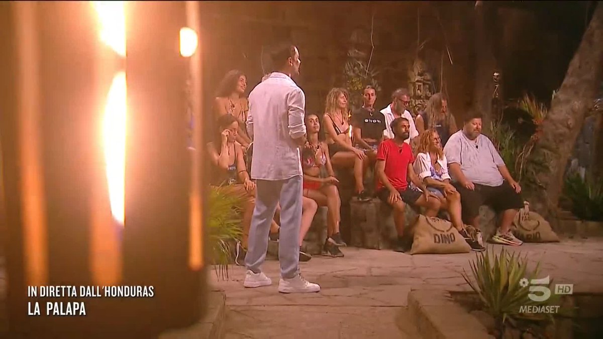 "Siccome vi chiedo di resistere, mi tocca resistere pure io!" Le parole di Veronica ai Naufraghi (con la sua "vocina soave" 😂❤️) #Isola