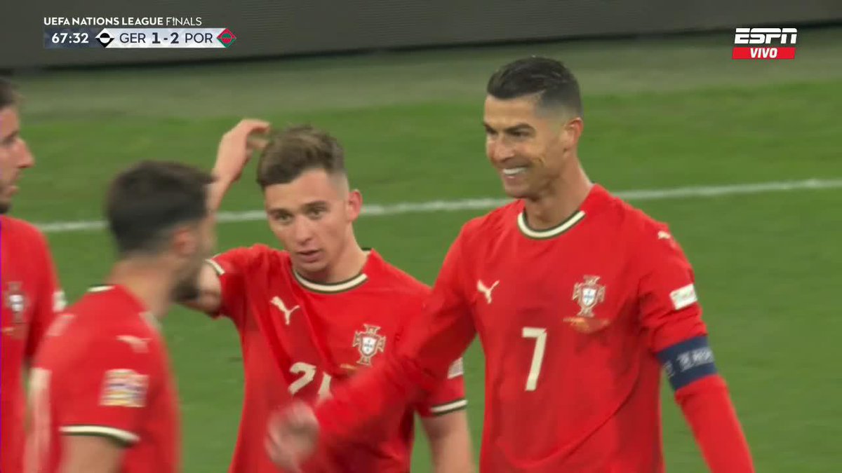 SIEMPRE PRESENTE, SIEMPRE VITAL CRISTIANO RONALDO🔥🇵🇹 Pase de la vida de Nuno Mendes para #CR7 y EL BICHO CON SU GOL⚽️ ▶️ Más 🏆 UEFA #NationsLeague en #DisneyPlus