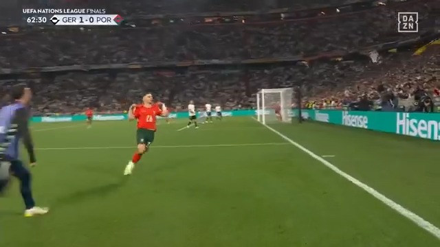 🇵🇹 ポルトガルが追いつく！🇩🇪 途中出場の #フランシスコ・コンセイソン が圧巻ゴラッソ。 果敢なドリブル突破から鮮やかなシュートを決めてみせる。 [PR] #ABEMAdeDAZN で生中継▶