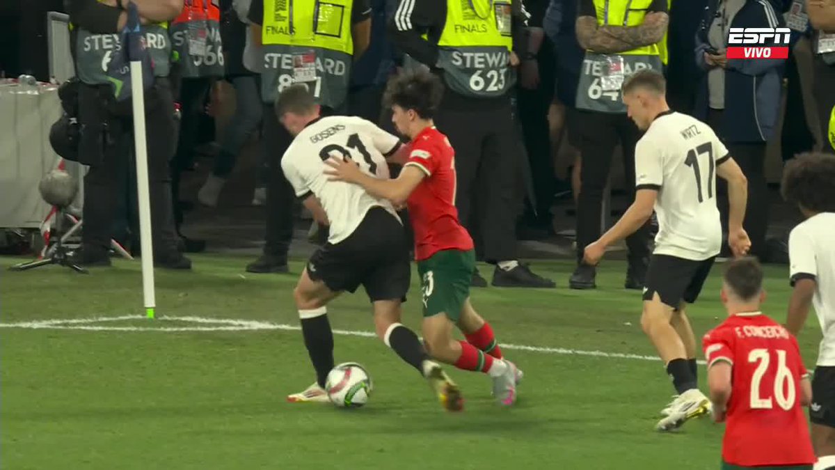 PERO QUE VIVA EL FÚTBOL, MAESTRO✨ 😮‍💨T-R-E-M-E-N-D-O gesto de Vitinha para quitarse a los defensas de Alemania🇵🇹🔥 ▶️ Más 🏆 UEFA #NationsLeague en #DisneyPlus