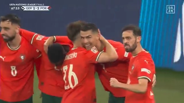 🇵🇹 最後に決めるのは千両役者 🇩🇪 #ヌーノ・メンデス がワンツーで抜け出すとラストパス。 最後に流し込んだのは #クリスティアーノ・ロナウド。40歳のエースが大一番で決勝点を挙げた。 [PR] #ABEMAdeDAZN で生中継▶