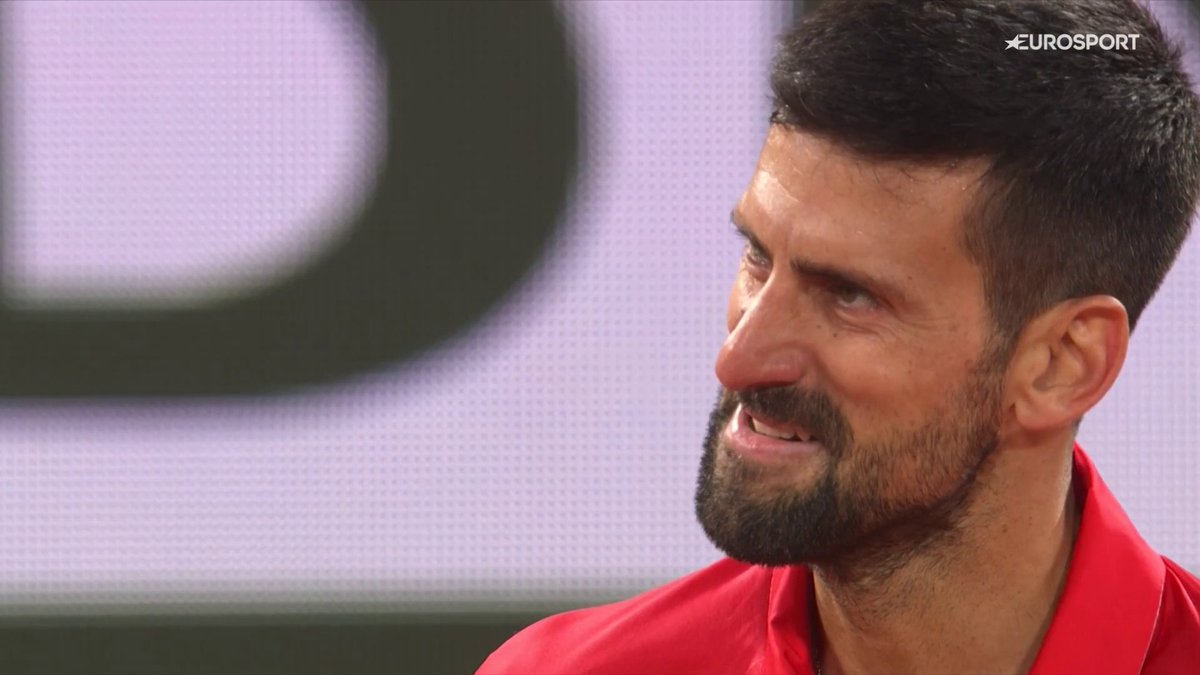 ๐คฏ Es el ๐ข๐ง๐ญ๐๐ซ๐๐๐ฆ๐๐ข๐จ de Roland-Garros, estรกn completamente locos ๐ฅ Djokovic salva una bola de rotura clave despuรฉs de 41 golpes y dos remates desaprovechados por Zverev #RGMax #RGEurosport #RolandGarros