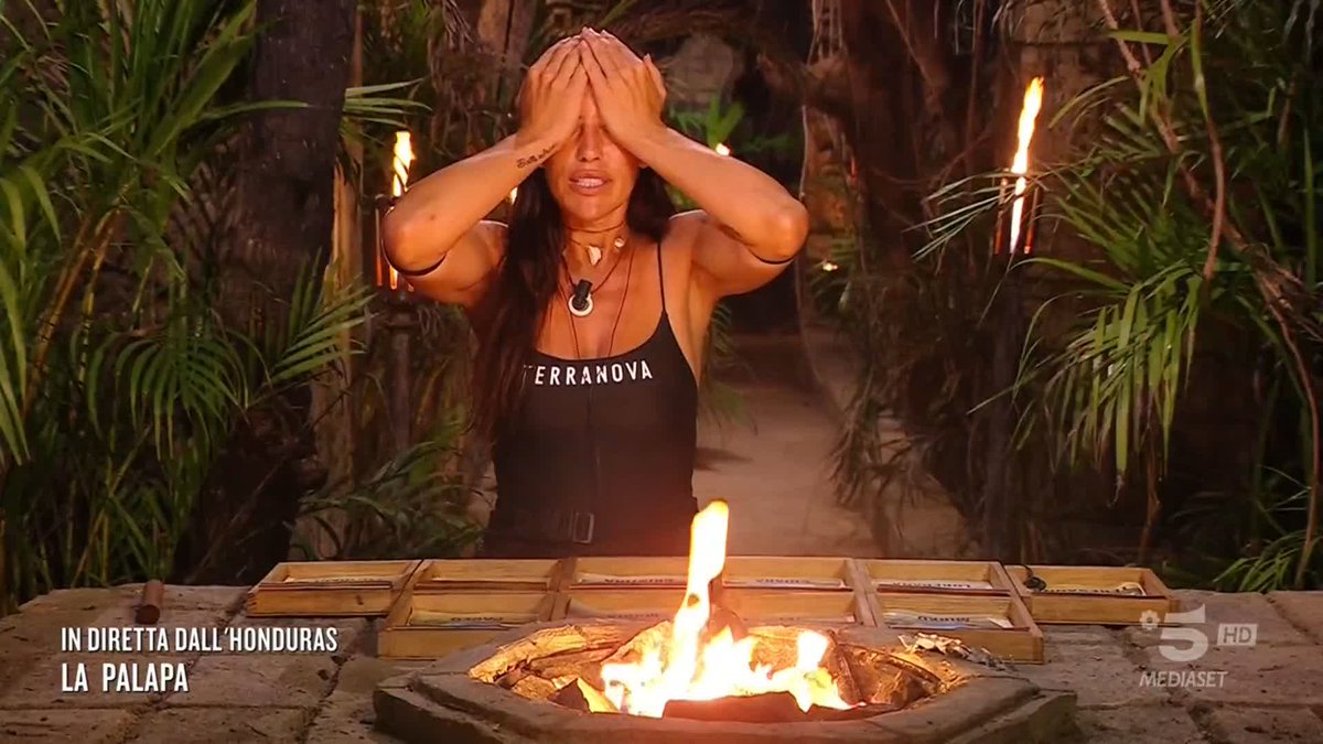 "MA NON SI PESCA NIENTE IN QUEL MARE, NON C'È UN PESCE" Teresanna non ce la fa più! #Isola