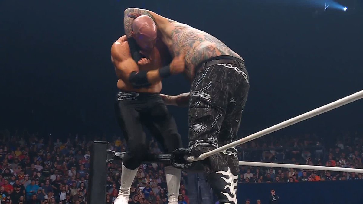 Máscara Dorada used Brody King as a stepping object to do Hurricanarana on Claudio back on Brody. LOOK AT THIS BEAST.