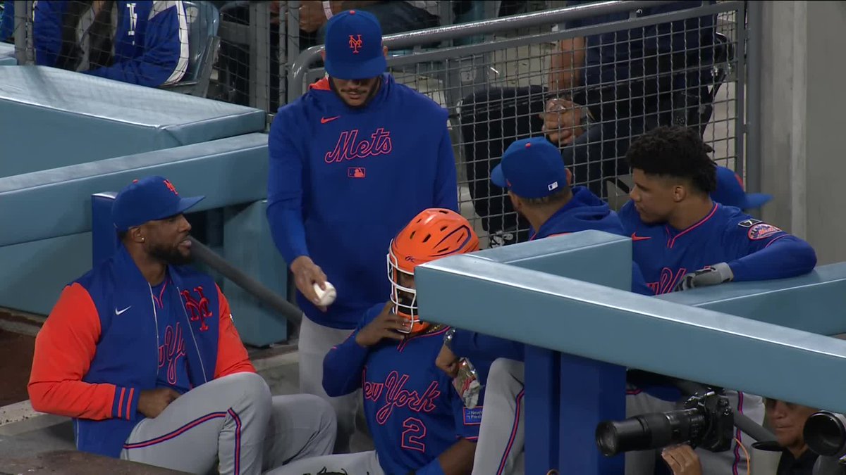There's a simulated game going on in the Mets dugout 🤣
