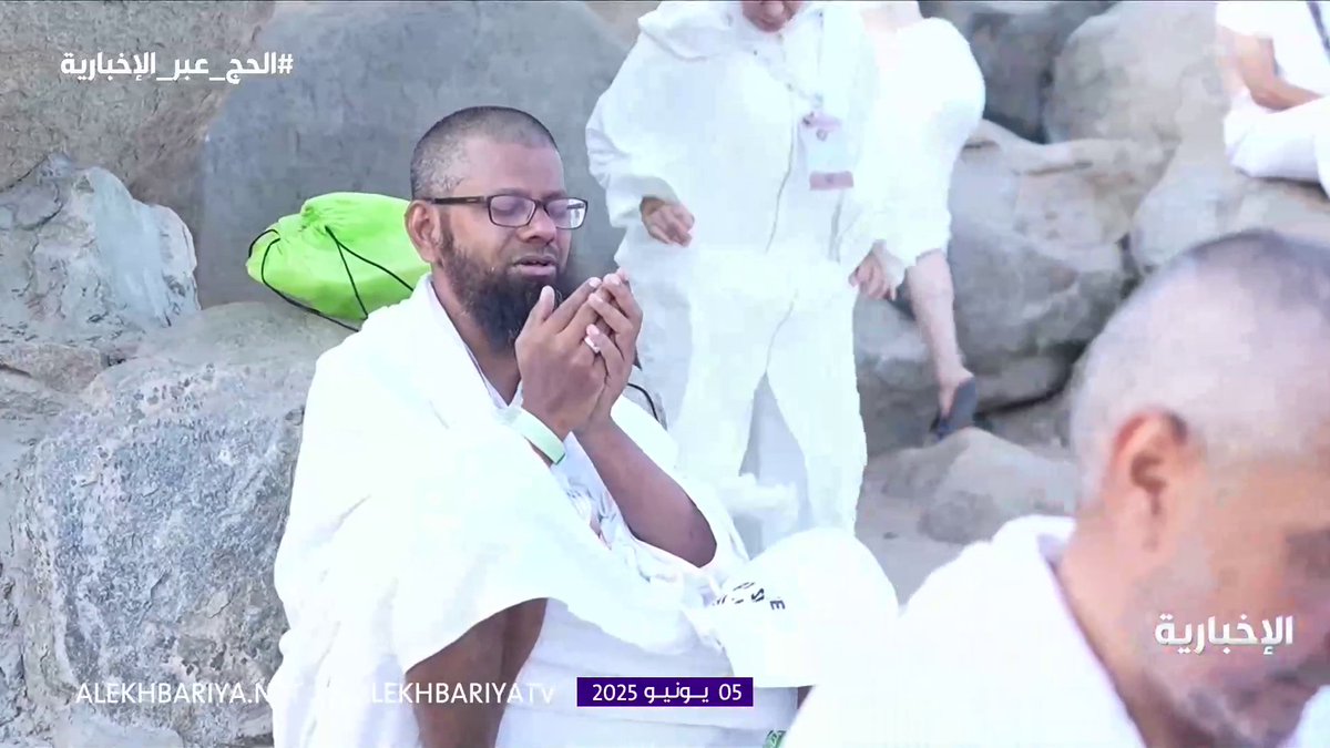 ضيوف الرحمن يبتهلون إلى الله بالدعاء ❤️