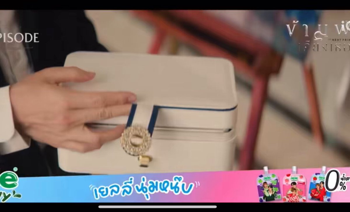 อยากดูแล้วอ่าา ซีนนี้น่ารักมากแน่ๆ นินเรียนถึงประวัติมีนานคริน ละชีอยากเห็นมุกจริงๆเลยไปที่ชอป แต่ดันไม่มี สุดท้ายชรัณพานินมาที่บ้านเลย แถมให้ไข่มุกนี้ที่เป็นของขวัญแต่งงานของแม่อีก ดูเหมือนไม่มีไร แต่มันคือของขวัญแต่งงาน ละพี่ชรัณดันให้นินไง😭😭😭😭