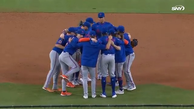 The Mets waited for Juan Soto do to the kick celebration 🧡💙