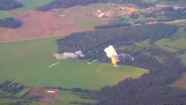 İskander Füze Sistemi Ukrayna tarafından vuruldu. Bugün Rusya'nın Bryansk bölgesi, Klintsi yakınlarında Ukrayna İstihbaratı tarafından tespit edilen Füze Sistemi, Ukrayna Ordusu tarafından vuruldu. Kyiv'e saldırı hazırlığı sırasında vurulduğu tahmin ediliyor. #Ukrayna