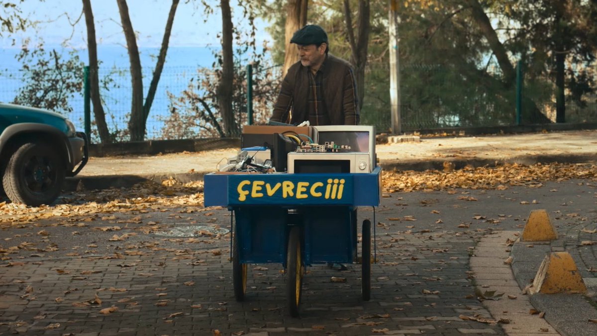 Haydi çevreci geldi! 👋🏻 👨🏻 Sen de tekno atıklarını topla, Turkcell mağazalarına getir. Geri dönüşümden elde edilecek gelirle çocukların nitelikli eğitimine destek ol. 💛 ♻️ #EğitimeDönüştür #DünyaÇevreGünü