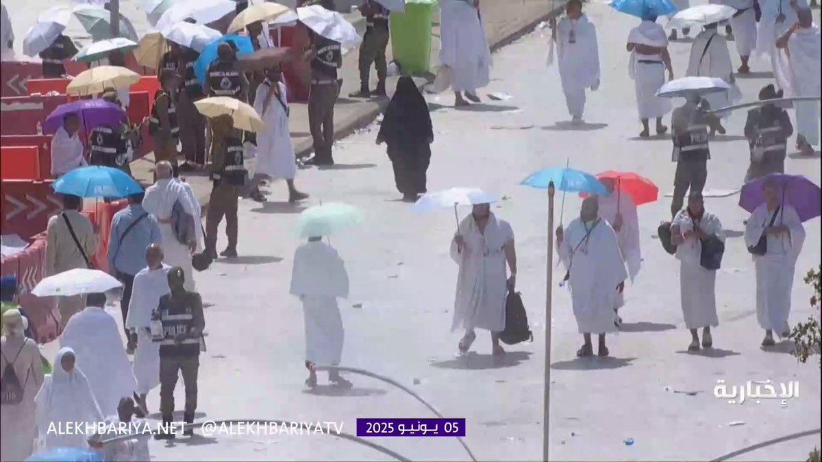 رجل الأمن، بصدرٍ رحب، يوجّه ويرشد ضيوف الرحمن 🤍