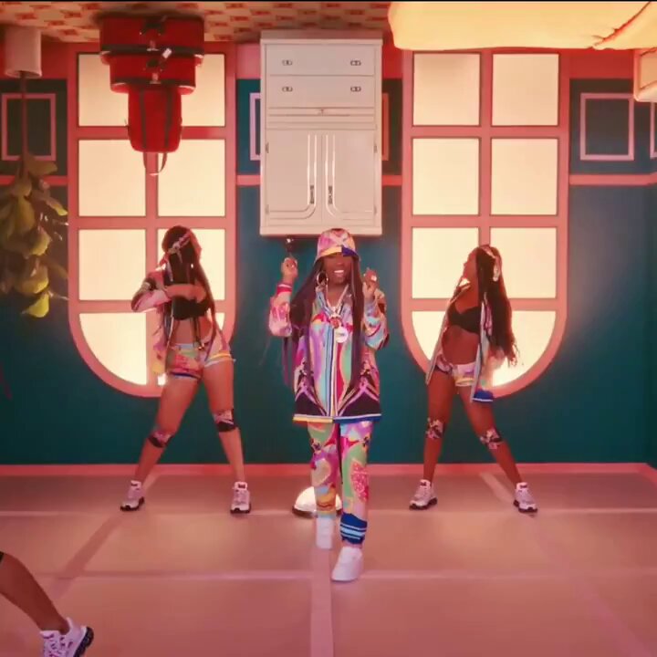 Esse clipe e essa música mereciam mais reconhecimento. Simplesmente impecável.
