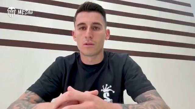 Primeras declaraciones de Dani Raba tras anunciarse su incorporación al Valencia CF 🦇 💬 “Estoy muy contento e ilusionado" 📺 Podrás ver la entrevista completa a partir de las 17:00 horas en nuestro canal de YouTube: #BenvingutDaniRaba #ADNVCF