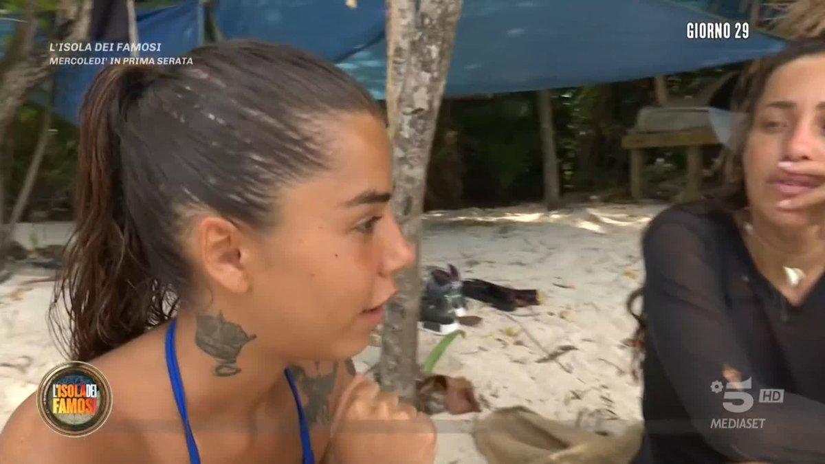 "Ci può solo insegnare come si mettono le extension" Chiara e Teresanna non condividono l'atteggiamento di Jasmin. #Isola