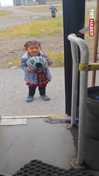 Kayseri’de bir otobüs şoförü, topunu şişirtmek isteyen küçük kızı kırmadı. 📍”O kadar masum, o kadar tatlı ki…”