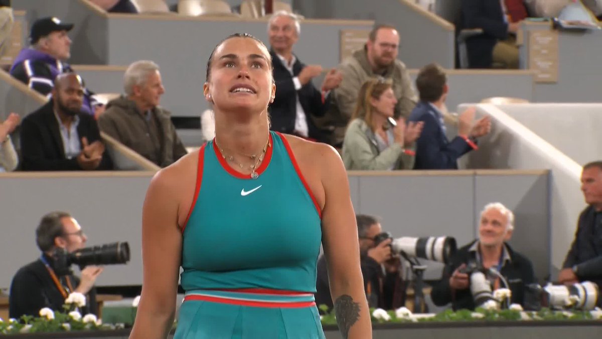 Iga Swiatek hits an INSANE drop shot against Aryna Sabalenka at Roland Garros. It took so much finesse to pull this off. Getting better &amp; better. 🇵🇱