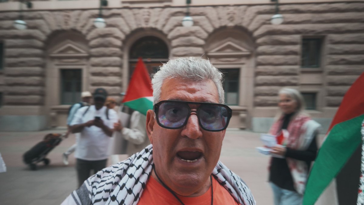 Under hela veckan har ett tiotal Palestinaaktivister ockuperat riksdagens in- och utgångar – trots att det enligt lokala föreskrifter råder demonstrationsförbud på platsen. När den ökände ”kryckmannen” Gholamreza Harati fick syn på mig vid riksdagsentrén blev han genast upprörd och började skrika. Enligt honom var jag en ”äcklig man som ljuger” och medskyldig till folkmord – detta efter att jag granskat hans aktivism. Att diverse migranter och vänsteraktivister blir upprörda över min journalistik är knappast förvånande. Det som däremot stack ut den här gången var att skyddsvakten ”Josefine” ansåg att jag provocerade – enbart genom min närvaro – och dessutom uttryckte att jag ”får skylla mig själv om jag får en snyting” av ligisterna. Jag kommer att upprätta en anmälan mot skyddsvakten till riksdagens säkerhetsavdelning, Justitieombudsmannen och polisen för tjänstefel. ▹ Läs mer här: ▹ Bli prenumerant (60 kr/mån) för att ta del av exklusivt material och för att stödja min journalistik, eller swisha ett bidrag till 123-697 89 69.