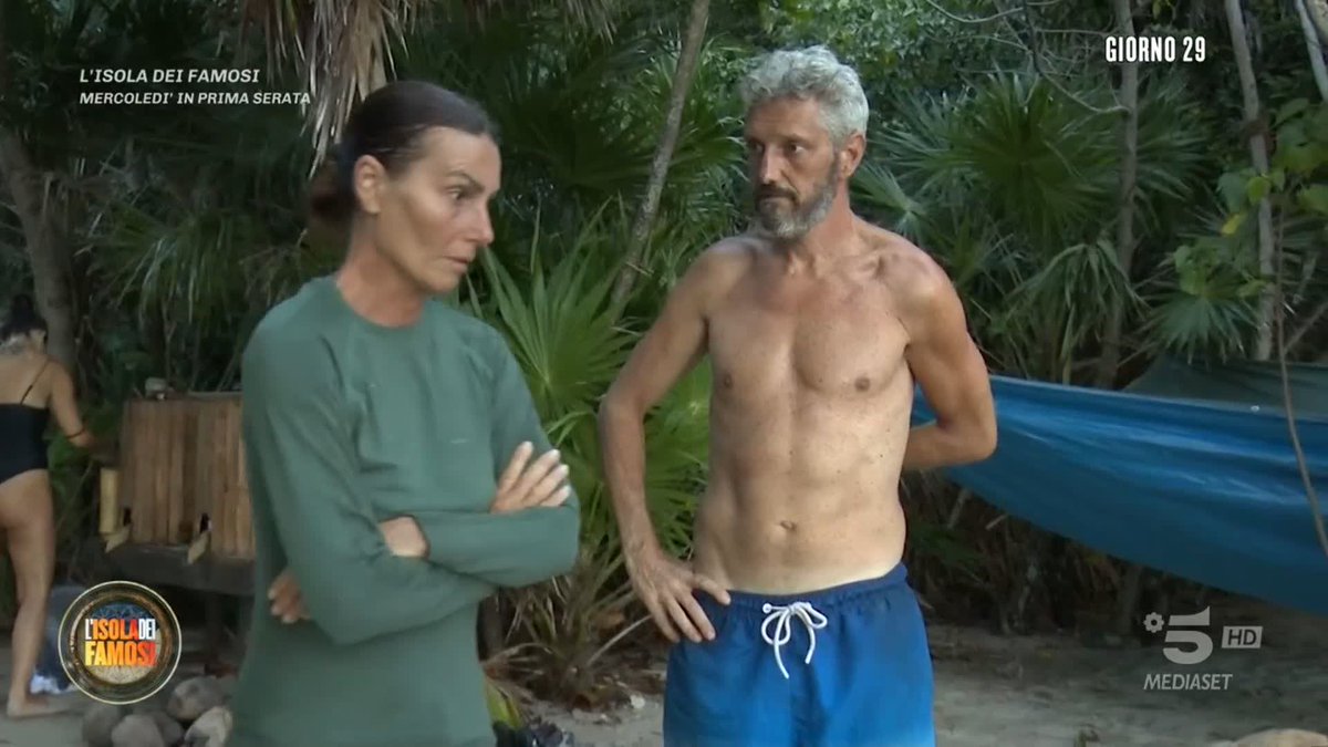 "Mi hanno detto che ha pianto, per me è esagerazione" Per Cristina la reazione di Loredana è esagerata. Riusciranno a chiarire le due Naufraghe? #Isola