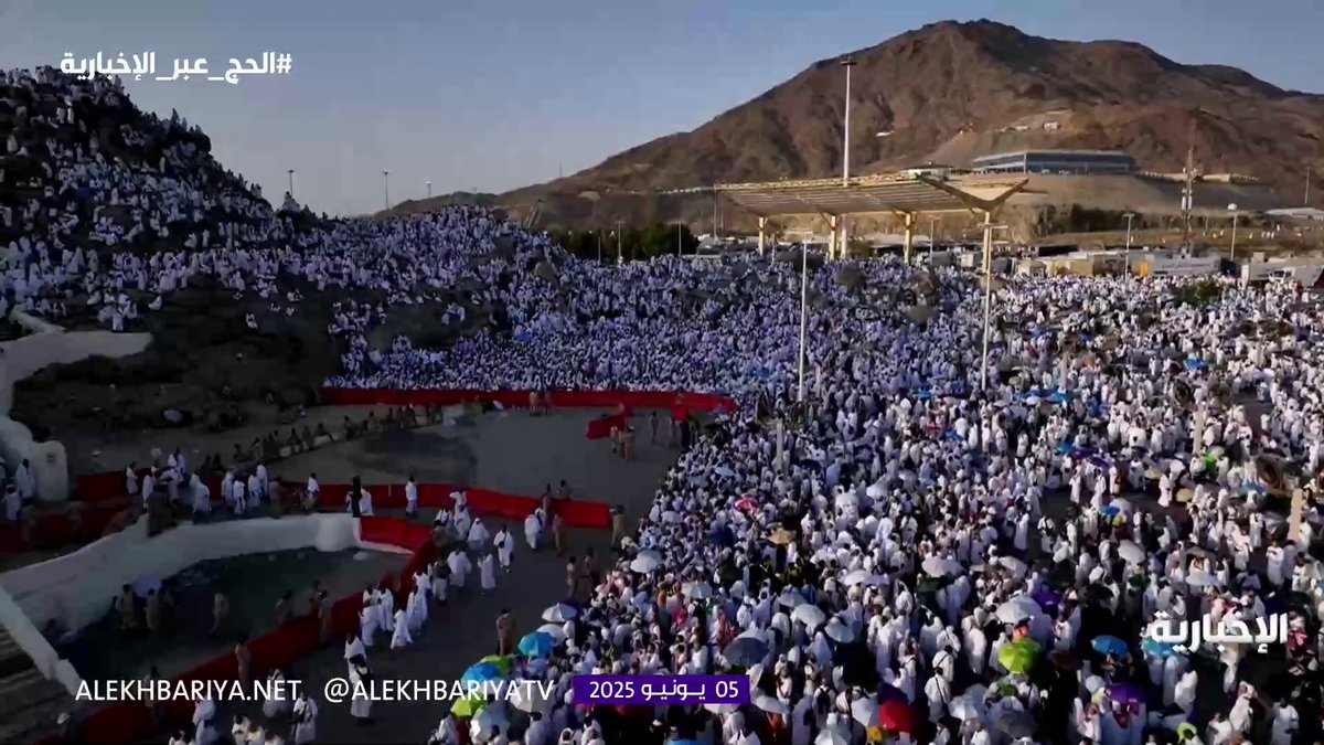 مشهد مهيب… الحجاج على جبل الرحمة في مشعر عرفات 🤍⛰️