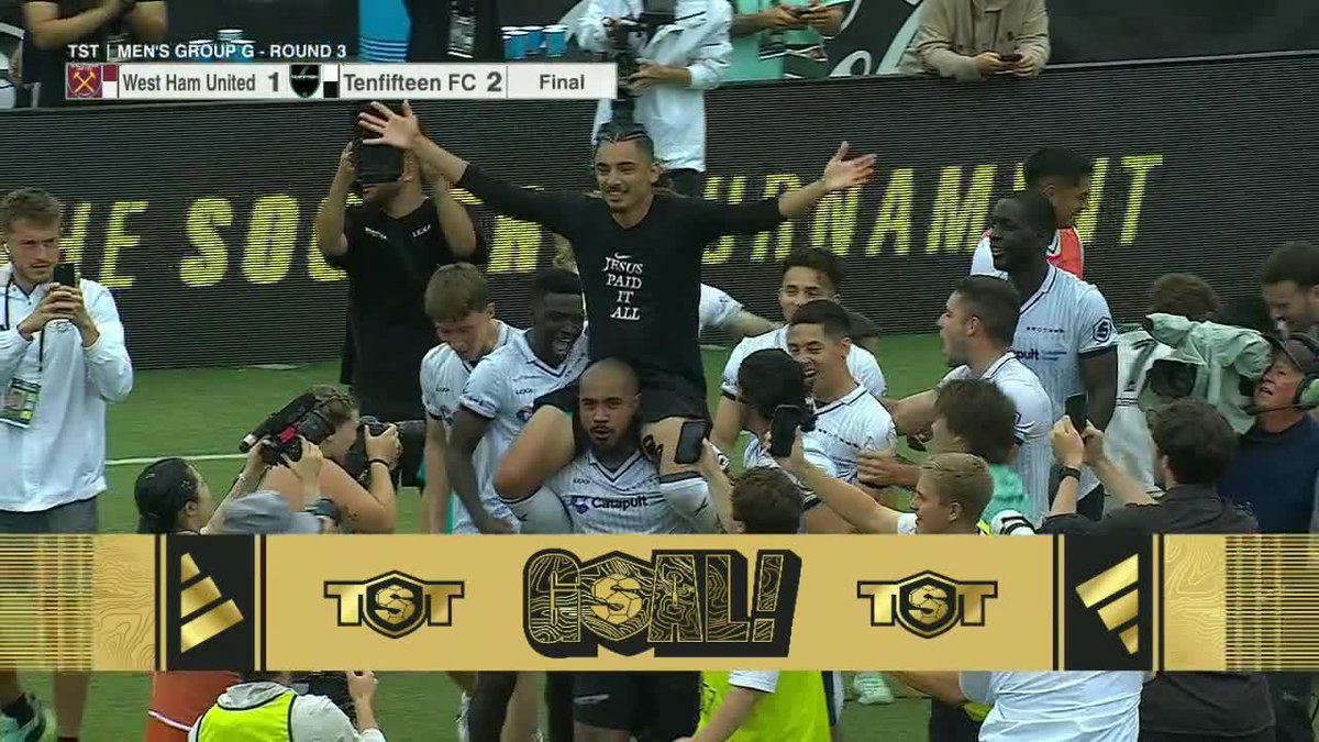 ¡UN FINAL INCREÍBLE! West Ham intentó hacer un cambio de arquero, pero fue demasiado tarde y Oscar Ocampo convirtió el gol de la victoria, para que Tenfifteen FC lo gane 2-1 en el tiempo objetivo y avance a las rondas eliminatorias. 📺 #TST, por #DisneyPlus Premium