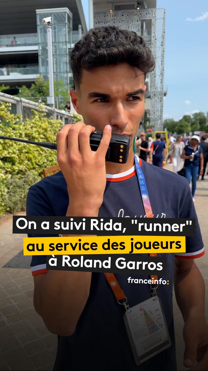 🎾 Rida fait partie des 11 "runners" de #RolandGarros. Il peut courir plus de 30 km par jour. "On est au service des joueurs pour les approvisionner en serviettes, en raquettes... et parfois en répondant à des demandes plus incongrues..."