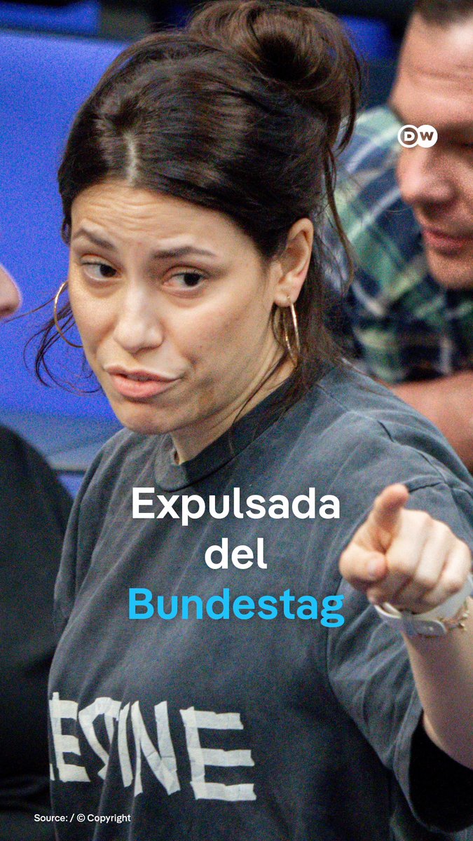 Una diputada y una visitante propalestinas son expulsadas del parlamento alemán Una diputada de La Izquierda, Cansin Körktürk, fue expulsada del pleno por llevar una camiseta con la palabra "Palestina". La presidenta de la Cámara Baja, Julia Klöckner, justificó la expulsión porque la diputada se negó a cambiarse de prenda, además de que no está permitido llevar mensajes políticos en la vestimenta durante el pleno. Además, el ministro de Exteriores, Johann Wadephul, fue interrumpido por una joven que desde la tribuna de visitantes gritó "Palestina Libre" y "Sangre en vuestras manos".