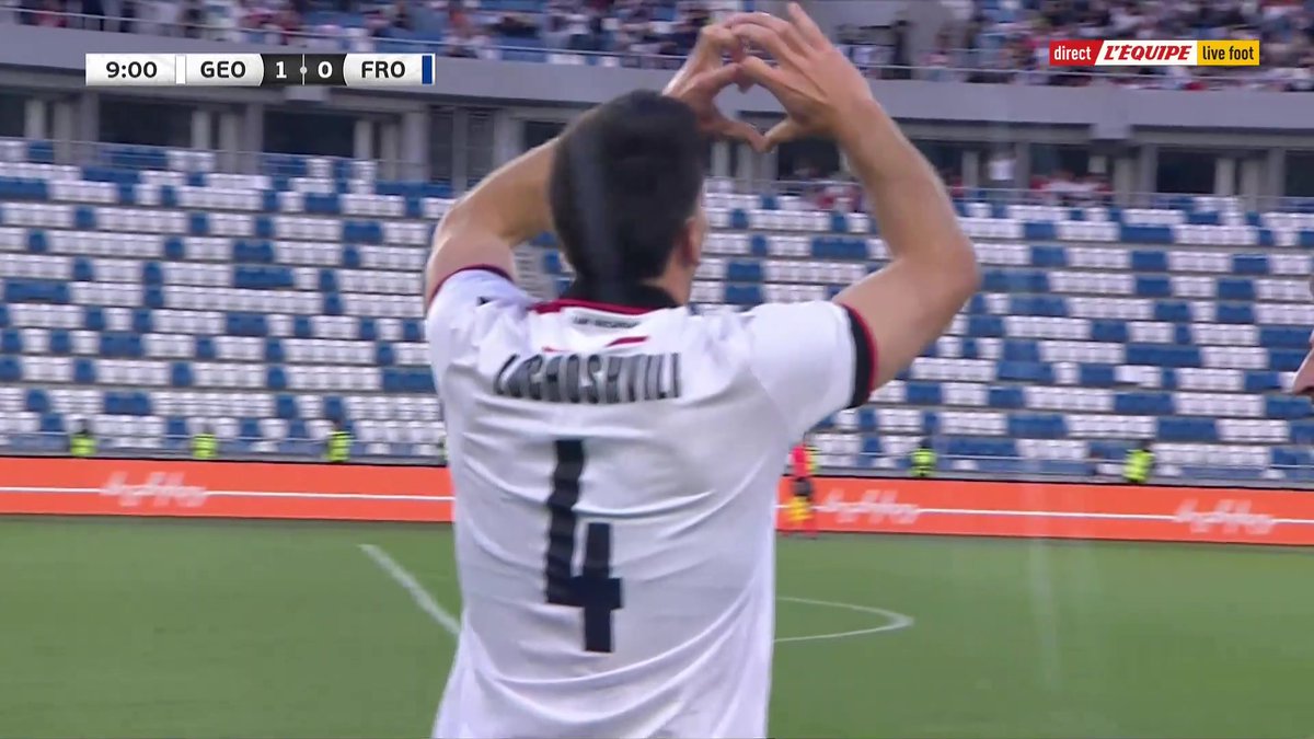 ⚽ Lochoshvili ouvre le score pour la Géorgie, après une sortie hasardeuse du gardien des Iles Féroé Reynatrod ! Le direct : #lequipeFOOT