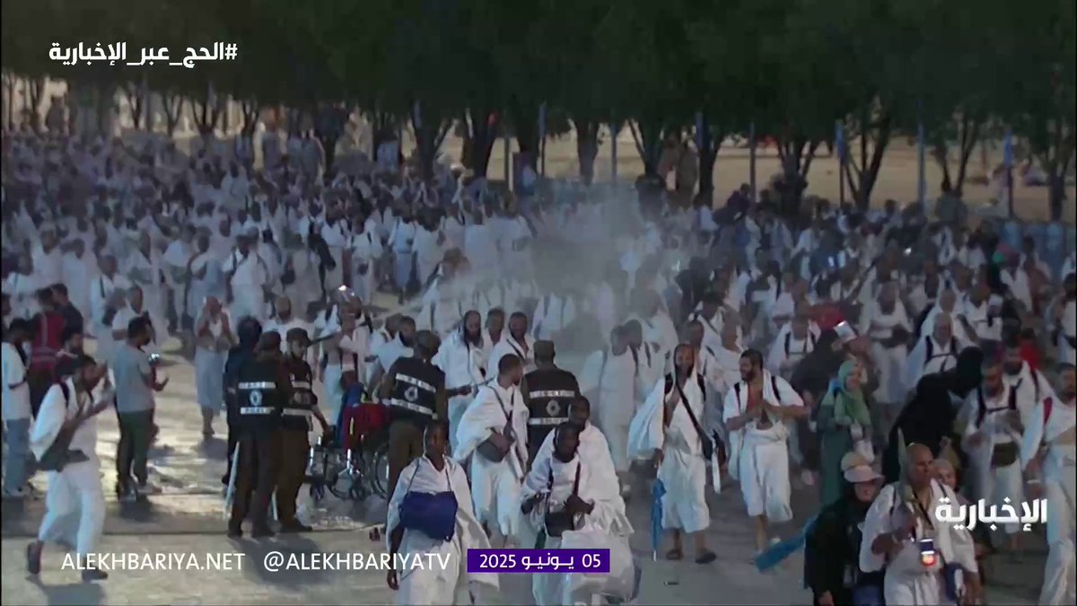 في أجواء روحانية ومطمئنة .. رجال الأمن يلطفون الأجواء ودرجات الحرارة المرتفعة على ضيوف الرحمن.